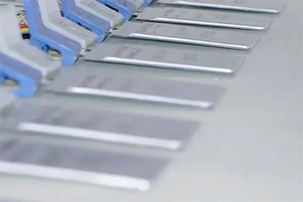 60亿元!10GW电池基地落户新疆(图1) 60亿元!10GW电池基地落户新疆(图1)